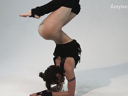 Naked beauty Sofia Gnutova doing handstands homologous to bantam other